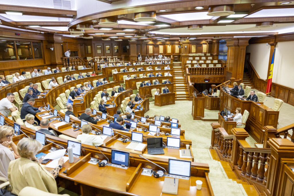 Un proiect de lege vital: Persoanele condamnate pentru infracțiuni împotriva copiilor nu vor putea ocupa funcții care implică interacțiunea cu minorii