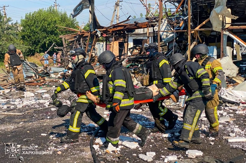 Un atac rus cu obuze în Nord-Estul Ucrainei a lăsat în urmă cel puţin 10 morţi şi 8 răniţi. Apărarea ucraineană a doborît sau interceptat 111 dintre cele 147 de drone